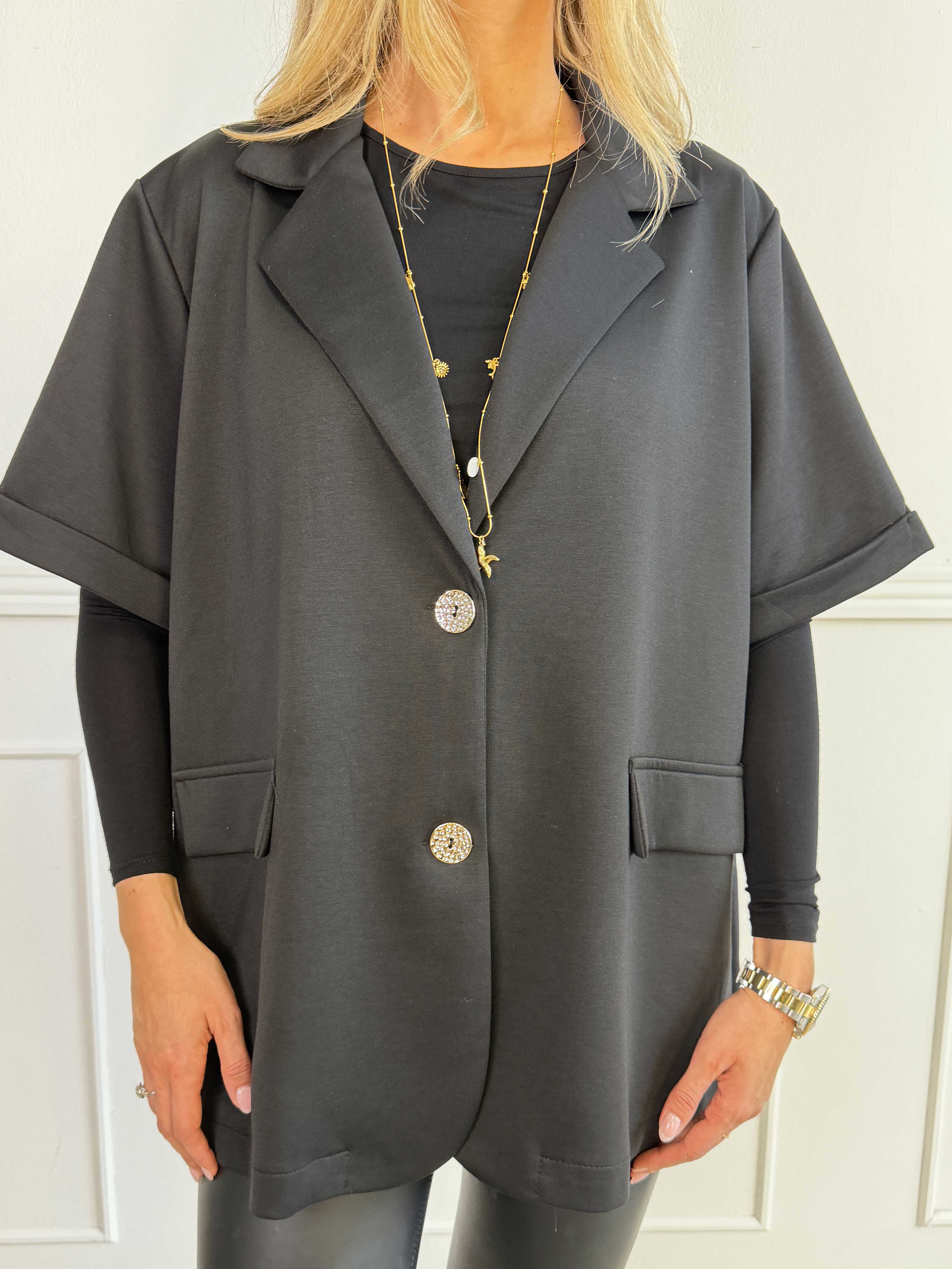Elodie - Blød og behagelig blazer med korte ærmer og guldfarvede knapper